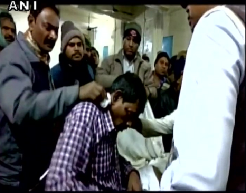 Một nạn nhân bị thương trong vụ sập mỏ than ở Ấn Độ hôm 29/12. Ảnh: ANI.