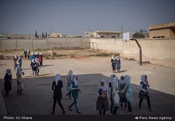 Học sinh ngoài sân trường trong giờ nghỉ giải lao.