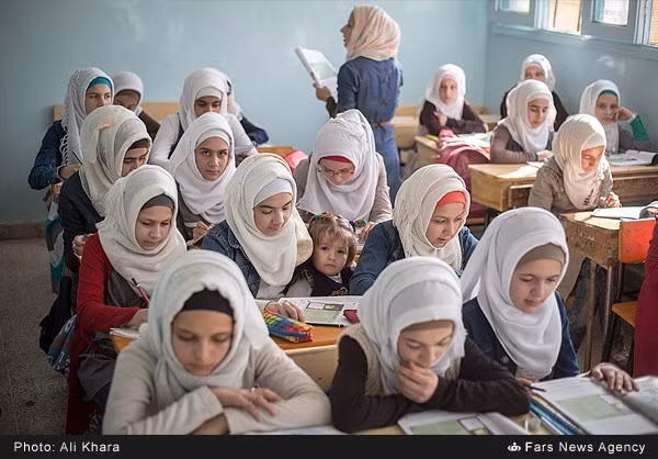 Các nữ sinh chăm chú học bài.