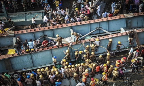 Nhân viên cứu hộ cố gắng đưa các nạn nhân bị mắc kẹt trong vụ sập cầu ở Kolkata, Ấn Độ, ngày 31/3. Hàng chục người thiệt mạng và bị thương trong vụ tai nạn trên.