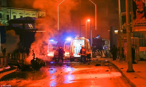 Được biết, một chiếc xe bom phát nổ gần sân vận động Besiktas sau khi trận đấu giữa hai đội bóng hàng đầu Thổ Nhĩ Kỳ kết thúc.