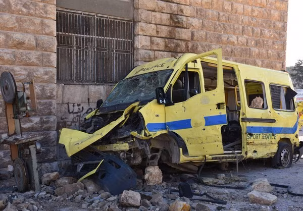 Chiếc xe bị hư hại trong khu vực nhà kho.