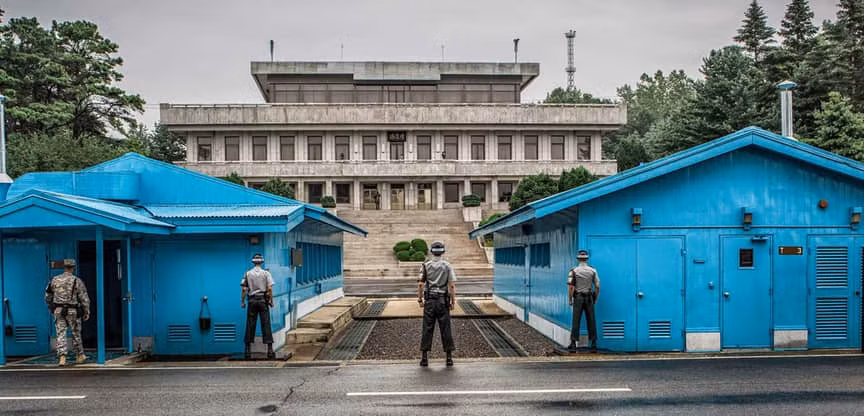 Khu phi quân sự bán đảo Triều Tiên (DMZ) được bao quanh bởi hàng rào điện. Ngoài ra, binh sĩ hai nước Triều Tiên và Hàn Quốc luôn tuần tra trong khu vực này.