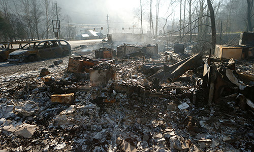 Một nhà máy ở Gatlinburg bị “bà hỏa” thiêu rụi.