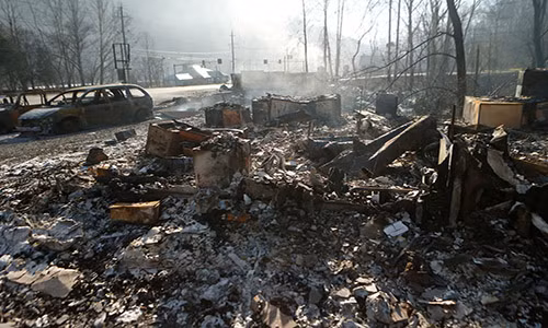 Một nhà máy ở Gatlinburg bị “bà hỏa” thiêu rụi.