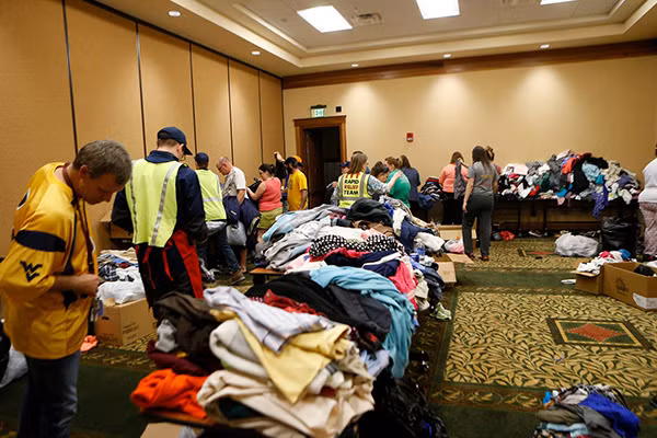 Người dân được sơ tán tới một trung tâm ở Pigeon Forge, bang Tennessee, hôm 29/11.