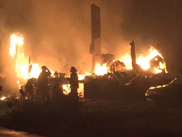 Hàng nghìn người dân và du khách đã phải sơ tán đến nơi an toàn khi đám cháy lan rộng. Hơn 250 ngôi nhà và doanh nghiệp đã bị hư hại hoặc phá hủy hoàn toàn.