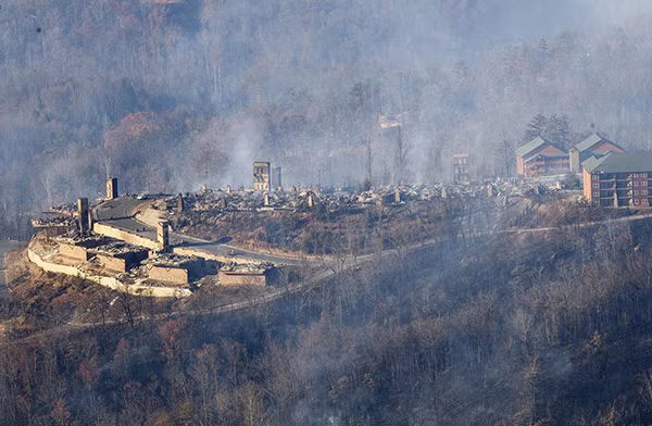 Những tòa nhà bị ngọn lửa tàn phá gần Gatlinburg, bang Tennessee, hôm 29/11.