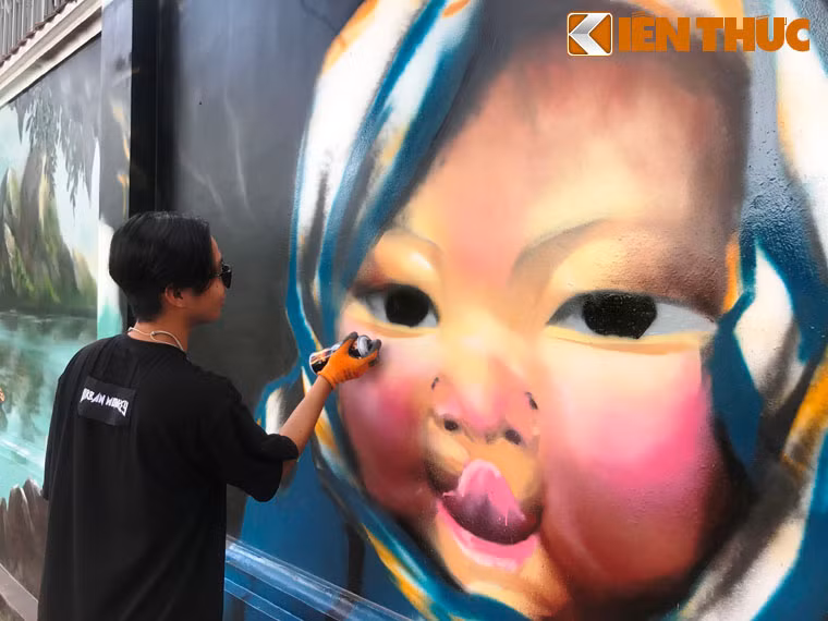 Suốt nhiều ngày qua, các nhân viên mỹ thuật đang tất bậc sơn vẽ để kịp hoàn thành toàn bộ bức tường dài hàng chục mét đúng vào ngày khai giảng năm học mới 5/9 sắp tới.