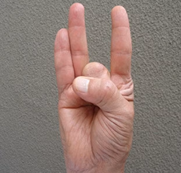 Bài tập này rất đơn giản, bạn chỉ cần gập ngón út lại rồi dùng ngón tay cái nhấn vào đốt thứ hai của ngón áp út.