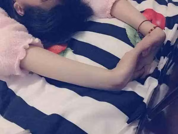 Đầu tiên, bạn lấy dây chun buộc hai ngón chân cái lại với nhau. Sau đó bạn nằm xuống thư giãn, khép hai đầu gối lại với nhau, lót dưới lưng một chiếc gối và đưa tay qua đầu đan chéo. Giữ tư thế này trong 3 phút rồi bỏ dây chun ra.