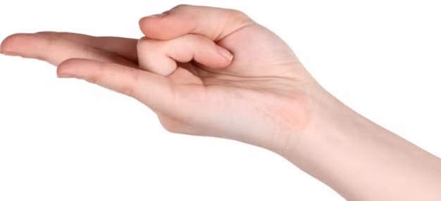 Để tập động tác này, đầu tiên bạn gập ngón áp út rồi lấy ngón cái nhấn vào đốt thứ hai của ngón áp út, các ngón tay còn lại giữ thẳng. Mỗi khi tập động tác thủ ấn này nên giữ nguyên tư thế ít nhất 15 phút mỗi ngày. Ảnh: YDVN.