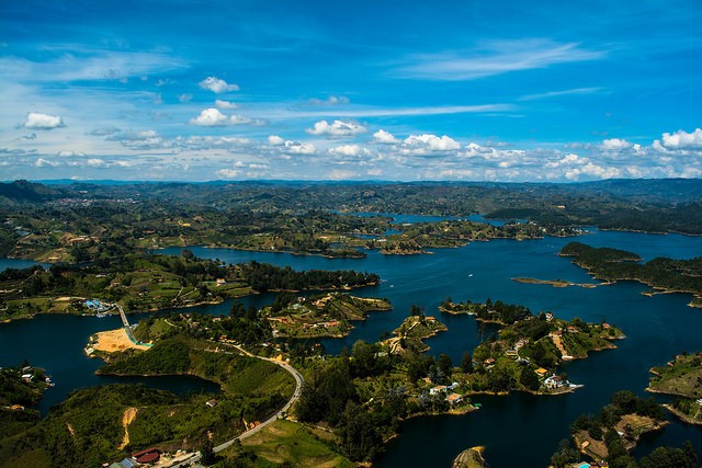  Guatape: Thị trấn Guatape là vùng đất cổ xưa và chính điều này đã tạo ra những phong cảnh cũng như kiến trúc rất độc đáo của riêng nó. Thị trấn nổi tiếng của Colombia có điểm thu hút là tảng đá lớn mang tên La Piedra Del Peñol mọc lên giữa một cái hồ nhân tạo trong thị trấn. Hồ được xây dựng vào những năm 60 với mục đích dành cho thủy điện, và tầm nhìn từ đỉnh của tảng đá bao quát khắp thị trí là một điều thú vị.