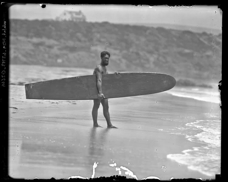 Vận động viên Duke Kahanamoku, người đã mang lướt sóng phổ biến đến toàn thế giới, Hawaii, 1920.