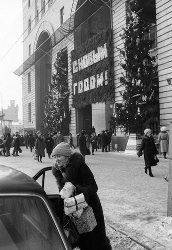 Hình ảnh người người tất bật mua sắm trước thềm năm mới tại Thế giới Trẻ em ở Moscow năm 1988.