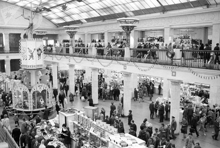 Sảnh mua sắm của Thế giới Trẻ em tại Moscow năm 1986.