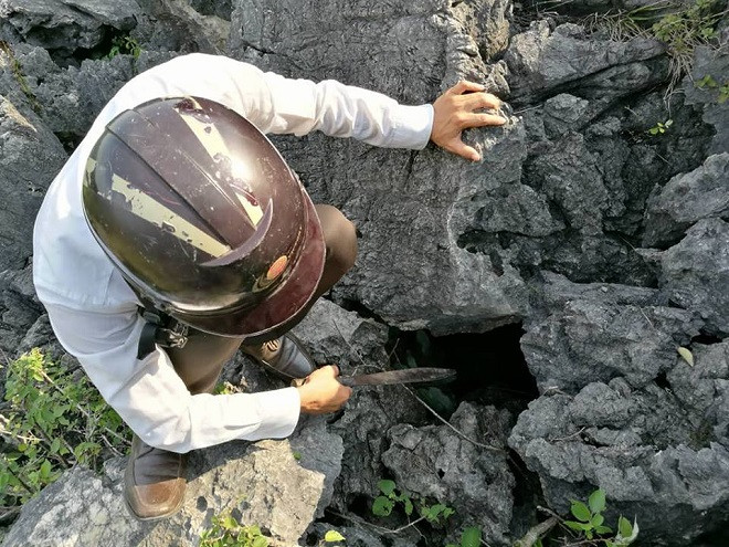 Trải qua nhiều năm, cửa “hang vàng” đã bị đá chắn gần hết lối vào nên rất khó khăn để vào trong.