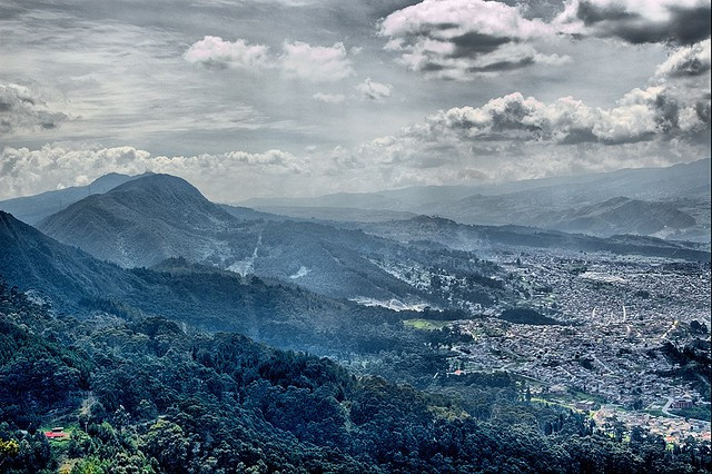  Bogota: Bogota là một trong những thành phố thuộc vùng núi Colombia. Trước đây, thành phố này là một nơi yên tĩnh, nhưng đến nay nhiều trường đại học đã được xây dựng tại nơi đây kéo theo một lượng lớn người trẻ, sinh viên đến với Bogota, khiến cho bộ mặt thành phố trở nên thay đổi. Ban ngay, thành phố mang sắc màu êm đềm, phong cảnh lãng mãn nhưng nó lại có một cuộc sống về đêm mãnh liệt, và một thái độ đặc biệt khoan dung đối với nghệ thuật đường phố khiến phần lớn trung tâm thành phố giống như một phiên bản mới của East London.