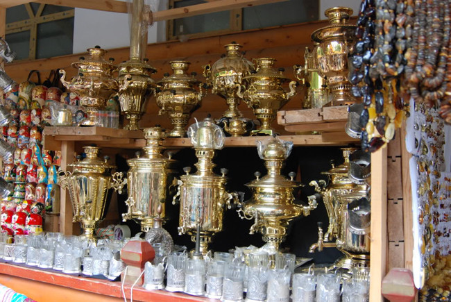 So với các mặt hàng trong thành phố, bạn mua đồ ở đây sẽ có giá “hời” hơn nhiều.