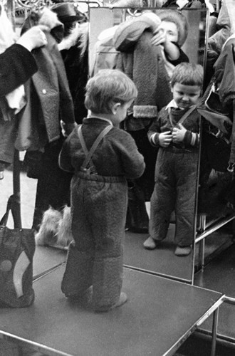 Một cậu bé đang thử bộ quần áo mới tại cửa hàng Thế giới Trẻ em ở Moscow năm 1979.