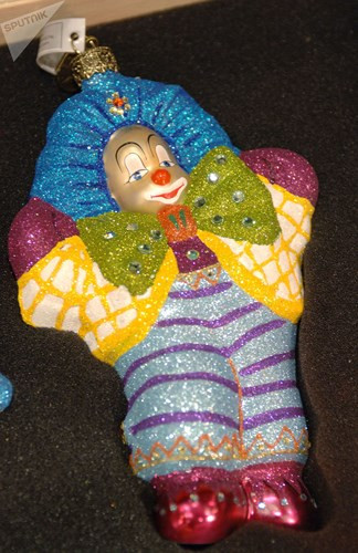 Thế giới Trẻ en cũng bán cả những món đồ trang trí năm mới như thế này.