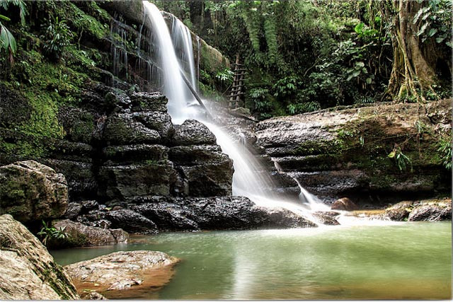 San Gil: Đi bộ 2 giờ về phía nam Bucaramanga là đến thị trấn yên tĩnh của vùng núi San Gil. Đến với nơi có phong cảnh đẹp như mơ này, du khách sẽ quên lối về. Nếu bạn thích đạp xe leo núi, đi bè, vượt thác, lượn dù hoặc thả trên nổi thuyền trôi lềnh bềnh trên sống và chiêm ngưỡng phong cảnh thơ mộng xung quanh đều là lựa chọn thích hợp. Tuyệt hơn nữa, bạn hãy đến ngắm thác nước Juan Curi hùng vĩ thì chuyến du lịch của bạn đã trở nên mỹ mãn.