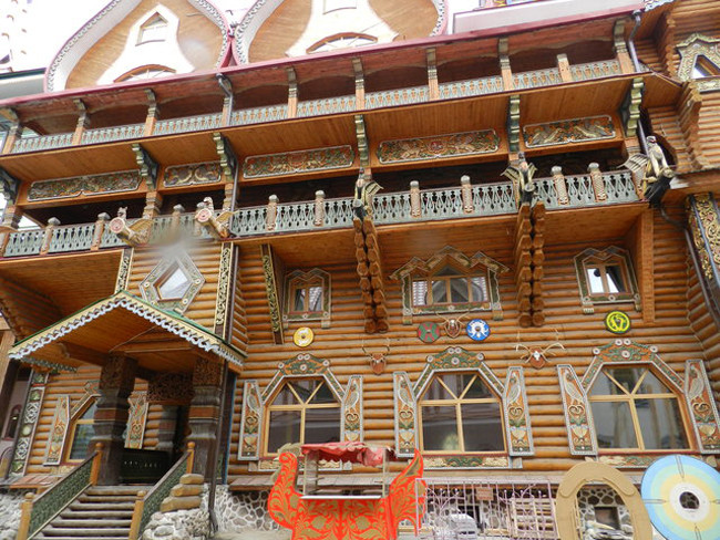 Nếu muốn tham quan trọn vẹn nơi này, tốt nhất bạn nên đến vào cuối tuần bởi lúc đó chợ ở tầng 2 mới kinh doanh.