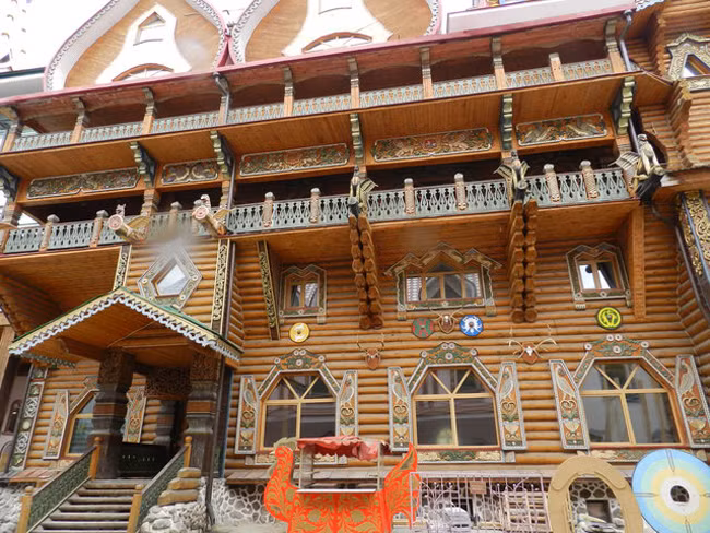 Nếu muốn tham quan trọn vẹn nơi này, tốt nhất bạn nên đến vào cuối tuần bởi lúc đó chợ ở tầng 2 mới kinh doanh.