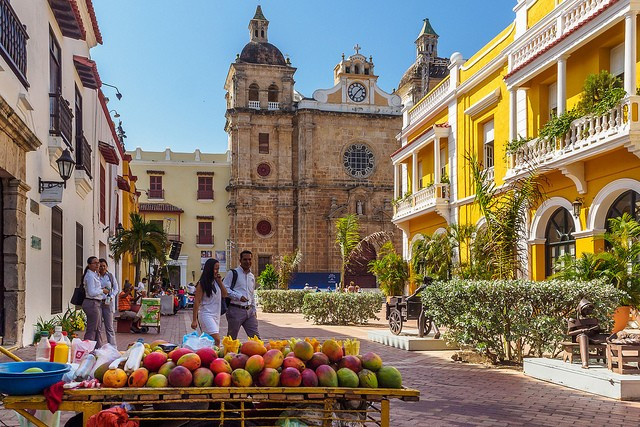  Cartagena: Nằm ở bờ biển phía bắc của Colombia là nơi có các điểm nóng về du lịch là Cartagena, một thành phố nhộn nhịp nơi đêm biến thành ngày và ngày biến thành đêm. Khi bạn mệt mỏi với các tụ điểm du lịch hào nhoáng hãy tìm niềm vui giản dị để cân bằng với một thị trấn cũ nhỏ xinh đẹp cùng vô số di tích lịch sử. Ở đây bạn sẽ tìm thấy những câu chuyện về Inquisition Tây Ban Nha và các cuộc buôn bán nô lệ, bạn cũng có thể tìm được vô số món ăn vặt ngon lành khi lang thang ở thị trấn cổ này.