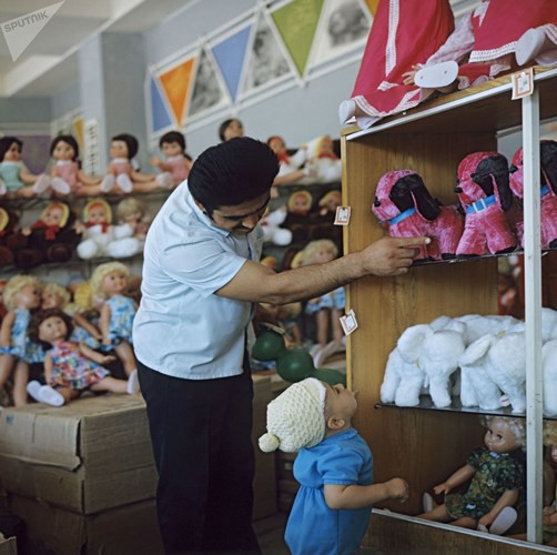 Một em bé được cha dẫn tới cửa hàng Thế giới Trẻ em ở Tashkent năm 1974.