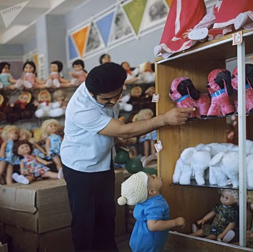 Một em bé được cha dẫn tới cửa hàng Thế giới Trẻ em ở Tashkent năm 1974.