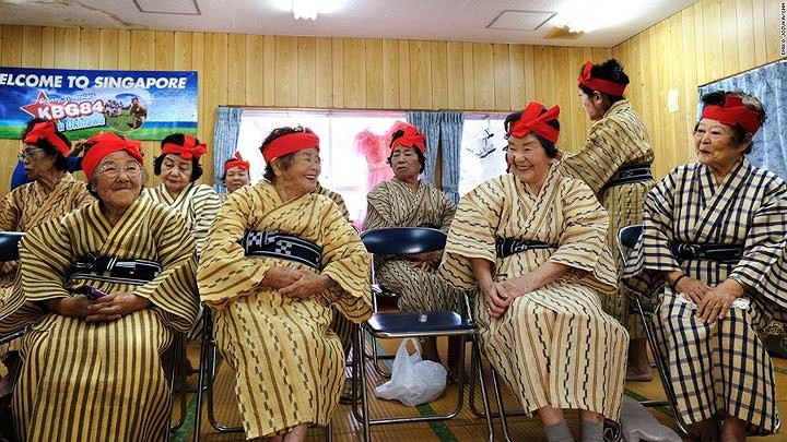 Bà Natsuko Maenaka, 84 tuổi cho biết: "Cha tôi sống cho đến 92 tuổi. Vào thời điểm đó giống như ông ấy sống đến 100 tuổi, nhưng bây giờ, điều đó chẳng là gì cả. Mọi người ở đây đều sống lâu như vậy".