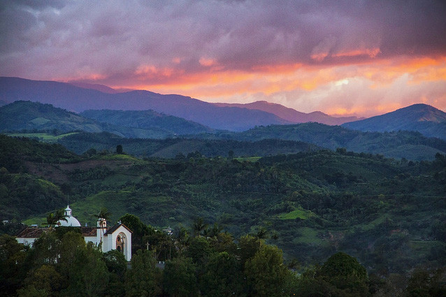 Popayan: Là một trong những trung tâm lớn nhất ở phía nam của Colombia, Popayan nằm giữa dãy núi phía Tây và miền Trung của đất nước cách Cali 140 km về phía nam. Thành phố rất quyến rũ với không khí mát mẻ, dễ chịu, phong cảnh hùng vĩ và gần như toàn bộ trung tâm bao là các kiến trúc độc đáo bao gồm các tòa nhà thuộc địa sơn trắng.