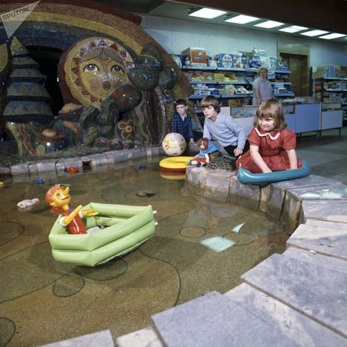 Suốt nhiều năm, các cửa hàng Thế giới Trẻ em mọc lên như nấm ở các thành phố của Liên Xô. Ảnh: Một vài trẻ đang chơi trong cửa hàng Thế giới Trẻ em năm 1986.