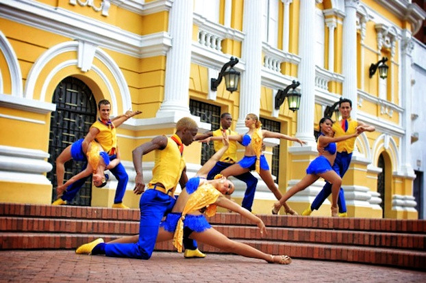  Santiago de Cali: Đến Santiago de Cali du khách sẽ tin lời đồn Cali là thủ đô của thế giới salsa là sự thật. Gần như trên các đường phố bạn đều có thể bắt gặp các cặp đôi đang nhảy điệu nhảy Mỹ Latinh nổi tiếng này, Đây được coi là một văn hóa của thành phố xinh đẹp này. Ngoài ra vùng ngoại ô xung quanh Santiago Cali cũng rất ngoạn mục và còn là thiên đường ngắm vô số các loài chim của Columbia.