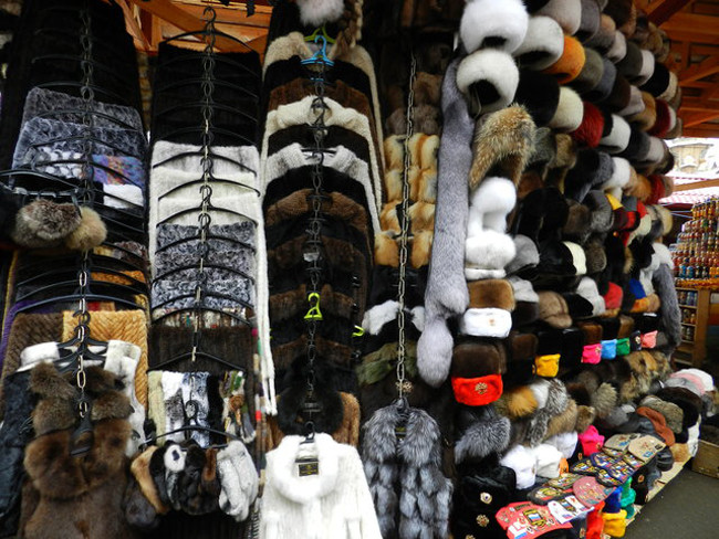 Phí vào chợ là 10 RUB (3.600 VND) nhưng nếu tới thật sớm, bạn sẽ có cơ hội vào chợ miễn phí.