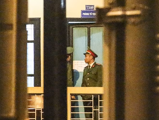 Tại phiên tòa sơ thẩm ông Đinh La Thăng và đồng phạm diễn ra từ ngày 8/1 và dự kiến kéo dài khoảng 2 tuần, có 22 bị cáo được đưa ra xét xử trong vụ án xảy ra tại Công ty Xây lắp dầu khí Việt Nam (PVC). Với người làm chứng hoặc khi lời khai của các bị cáo nếu có xung đột, mâu thuẫn thì Hội đồng xét xử tạm thời cho cách ly khỏi phòng xử án. Trong ảnh: Khu vực cách ly bị cáo.