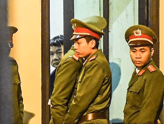 Bị cáo Đinh La Thăng được đưa vào khu vực cách ly trong phiên xử chiều 8/1.
