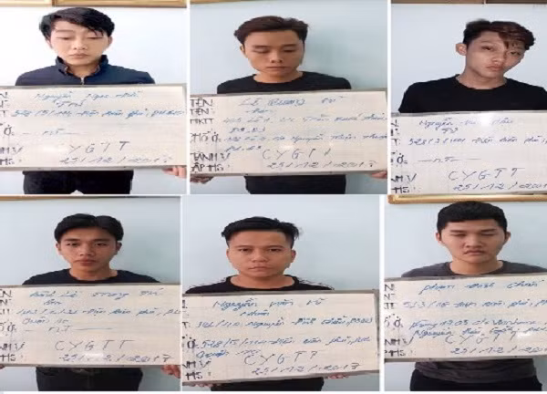 Các đối tượng côn đồ táo tợn xông thẳng vào đồn công an truy sát. Nguồn ảnh: PLO