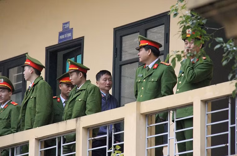 Bị cáo Trịnh Xuân Thanh trước giờ vào Tòa.