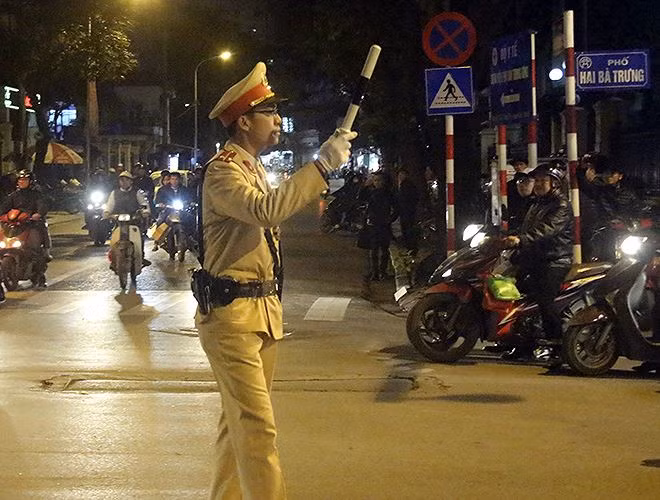 Lực lượng CSGT Hà Nội làm nhiệm vụ phân luồng đảm bảo giao thông phục vụ phiên tòa đang thu hút sự chú ý của người dân cả nước.