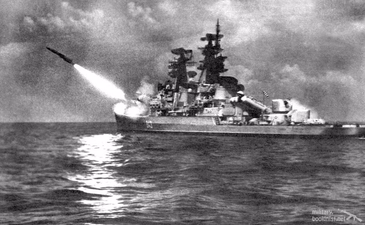 Trong ảnh, tàu tuần dương Project 58 phóng tên lửa hành trình P-5 (NATO gọi là SS-N-3 Shaddock).