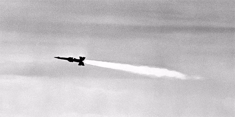 M-1 Volna trang bị đạn tên lửa hải đối không V-600 có thể bắn hạ các mục tiêu ở cự ly 4-15km, độ cao từ 10m tới 10km hoặc đạn V-601 có tầm bắn từ 4-22km, độ cao từ 10m tới 14km.