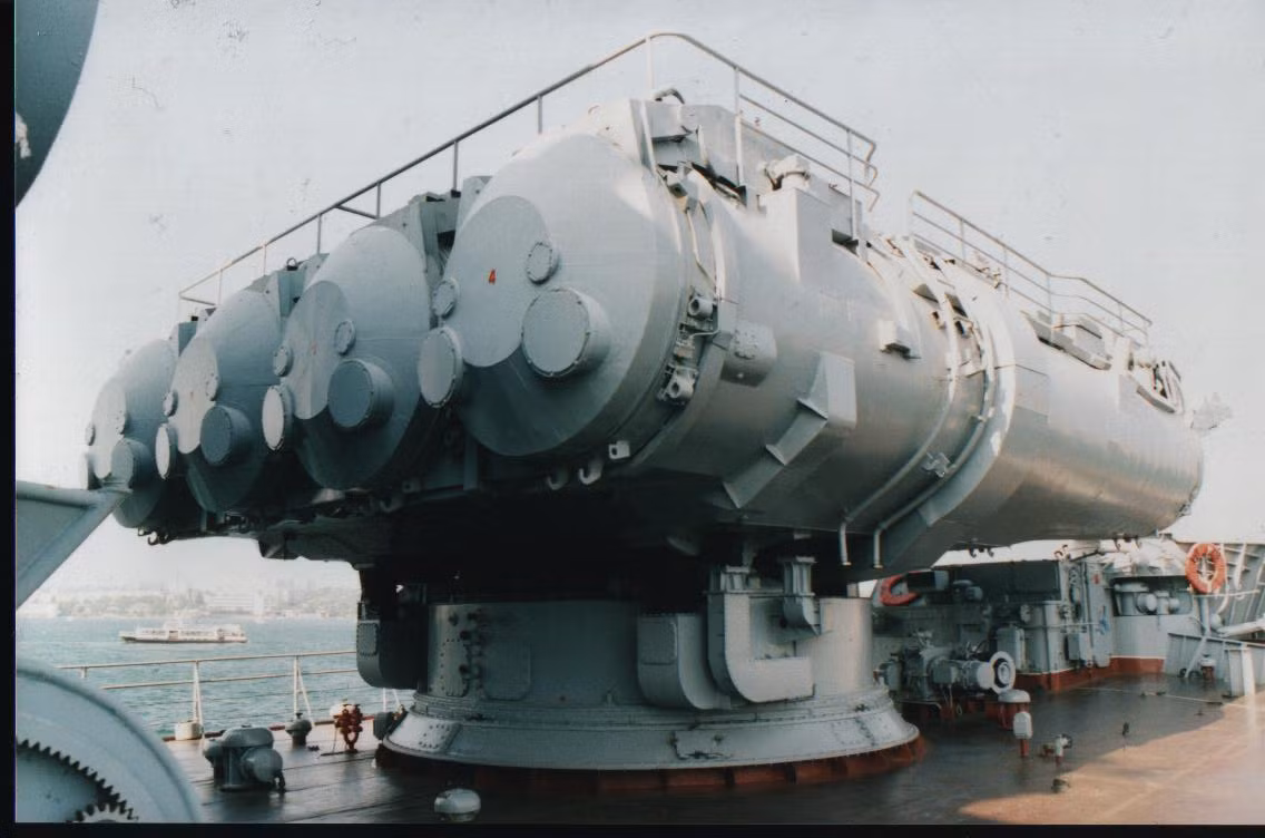 Mỗi một chiếc Project 58 được trang bị hai bệ phóng xoay với 4 ống phóng tròn chứa tên lửa hành trình P-5 Pyatyorka - loại tên lửa chống hạm mạnh nhất Liên xô thời bấy giờ, chuyên dùng để hủy diệt nhóm tàu sân bay Mỹ.