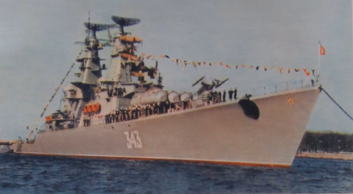 Tuần dương hạm tên lửa đầu tiên của Liên Xô khi đó cũng có kích cỡ rất khiêm tốn, lượng giãn nước tiêu chuẩn chỉ là 4.400 tấn, toàn tải là 5.500 tấn, dài 141,7m. Kích cỡ này so với chiến hạm hiện đại thì nó chỉ tương đương với khu trục hạm tên lửa.