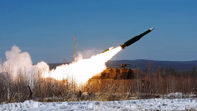 Rất nhiều doanh nghiệp thuộc tổ hợp công nghiệp quốc phòng Nga tham gia thiết kế và chế tạo tổ hợp tên lửa mới Buk-M3. Theo các chuyên gia quân sự, kết quả thu được thật là tuyệt vời. Theo tập đoàn Almaz-Antey, tổ hợp Buk-M3 đầu tiên được trang bị cho Bộ Quốc phòng trong năm nay. Và theo chuyên gia Mikhail Khodarenok, Buk-M3 sẽ có nhu cầu cao trên thị trường vũ khí thế giới.