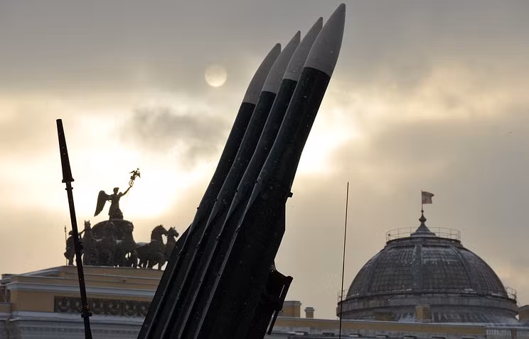 Tên lửa dành cho Buk-M3 nhẹ hơn loại tiền nhiệm, do đó dữ trữ đạn của tổ hợp mới được tăng lên 4-6 tên lửa và bản thân tên lửa được giấu trong hộp phóng. Ngoài ra, tổ hợp có khung gầm mới với sức nâng tăng lên.