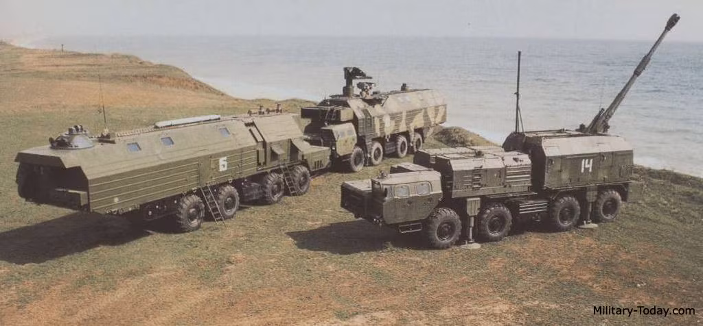 Khẩu đội có tầm phát hiện mục tiêu ít hơn 35km, tầm bắn hiệu quả 22km, tốc độ bắn 72 phát/phút với 6 khẩu; thời gian phá hủy mục tiêu cỡ tàu khu trục với tỉ lệ 80% trong 1-2 phút. Hệ thống chỉ huy hỏa lực trên xe có khả năng phát hiện và tính toán phần tử bắn trong môi trường nhiễu tích cực và tiêu cực đối với 4 mục tiêu, chỉ huy tổ hợp xạ kích đồng thời 2 mục tiêu trong số đó.