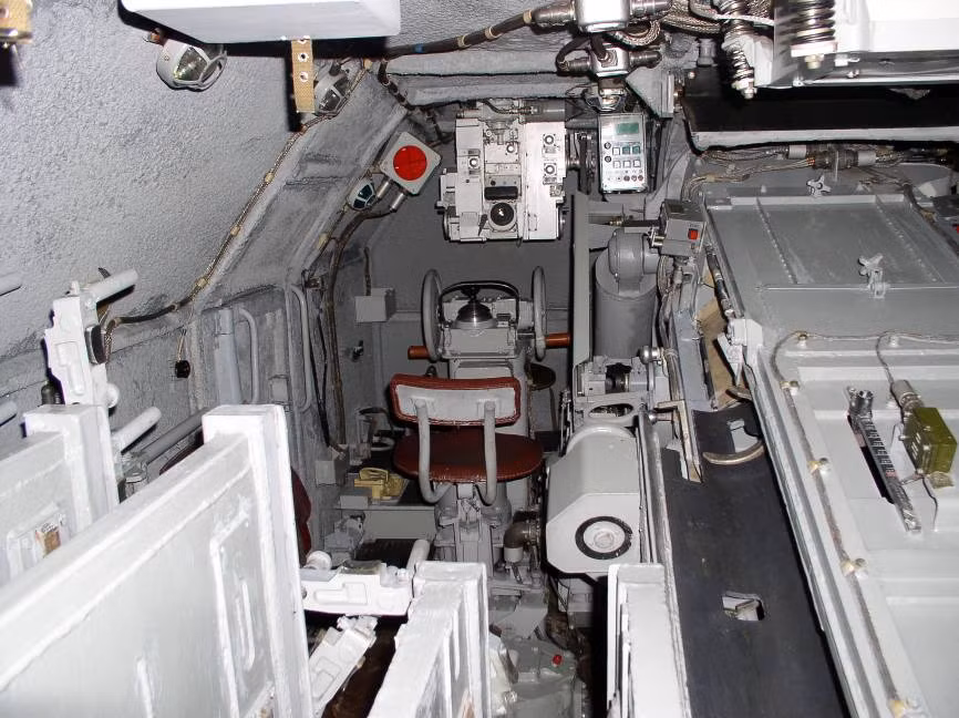 Việc vận hành một xe pháo cần tới 8 binh sĩ.