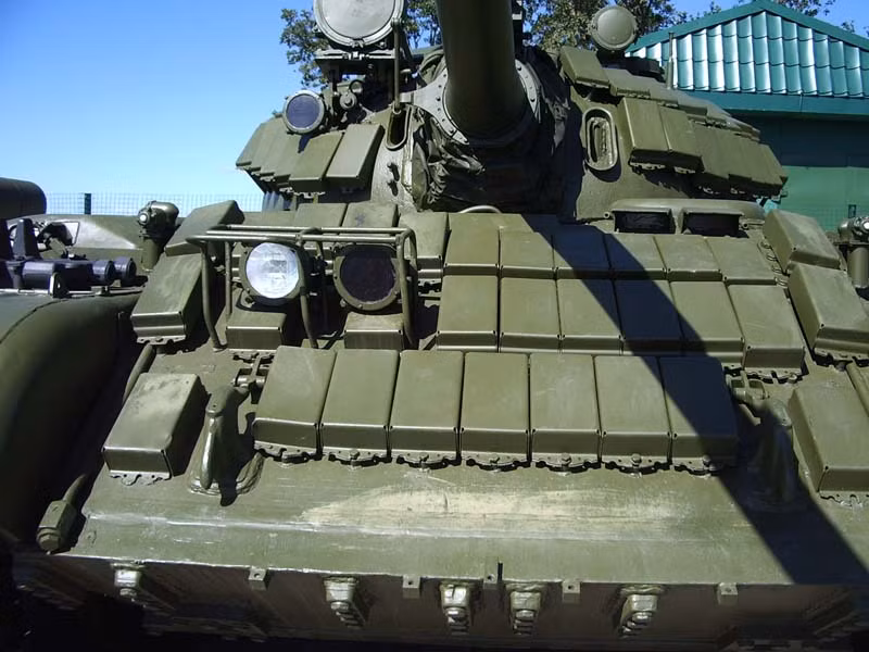 Cận cảnh mặt trước xe tăng T-55AMV lắp các viên gạch ERA Kontakt-1.